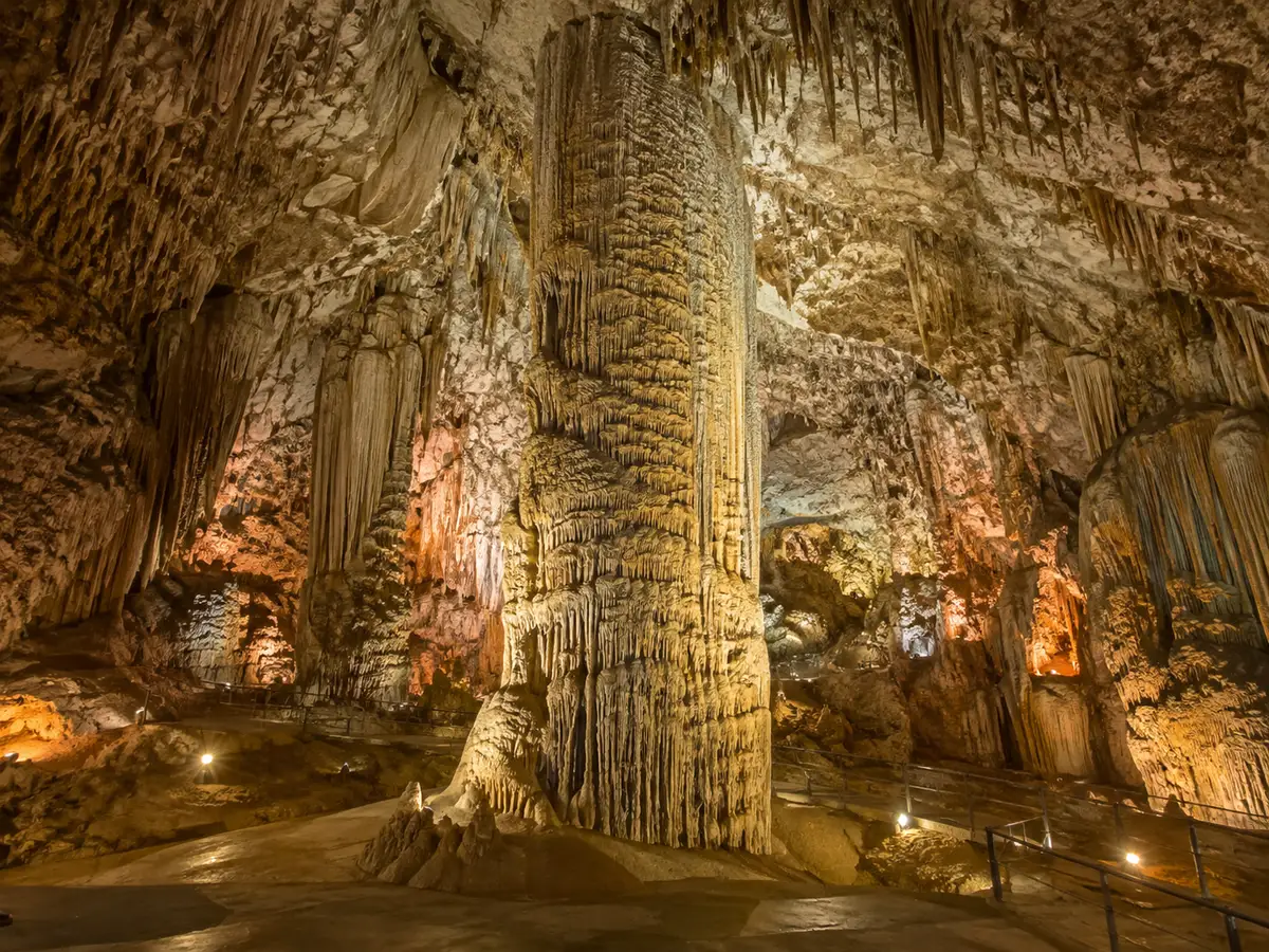 The 32-metre rock column in the Sala del Cataclismo